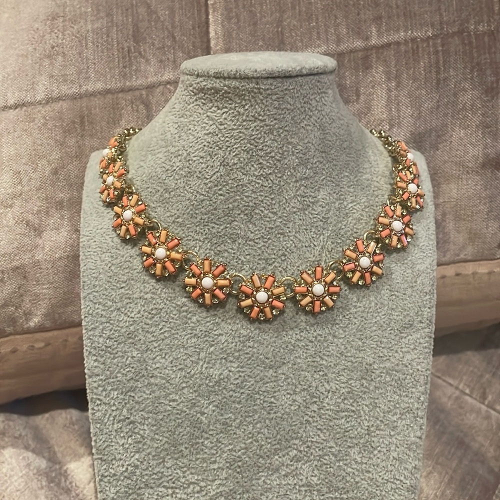 11 Dainty Flower in a Row Statement Necklace NWTS